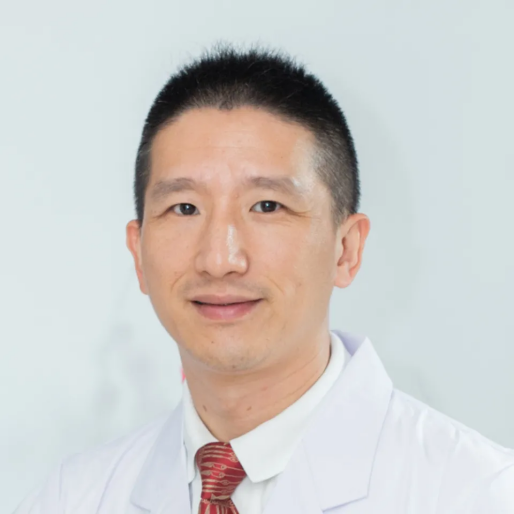 2009年,台州眼视光医院院长陈世豪教授在国内率先开展角膜胶原交联术